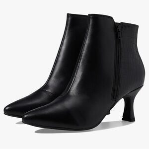 Clarks Collection Women's Kataleyna Glow Ankle Boot  booties new in box size 9.5